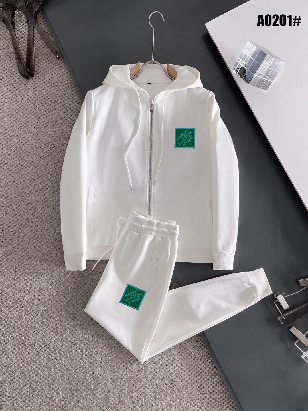 🅿️420 [LV Louis Vuitton] (Fat Man Gospel) hot-selling suit is coming. Focus on the original version of the official website. 2025 new hot-selling cardigan sweater suit. The original order is the best. 🇭🇰The meticulous work of top designers is dedicated to a fitting and perfect upper body effect. All-natural high-quality Roman cotton 100%, close-fitting comfort, noble and elegant! Original hardware embodies elegance and nobility! Counter size: M-5XL (maximum wear up to 220 pounds)